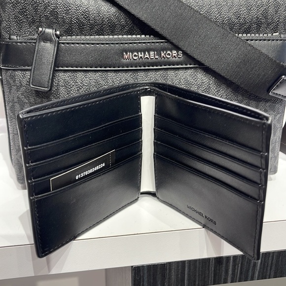 MICHAEL KORS MENS Cooper Graphic Logo Billfold Wallet 
Style# 36F2LCOF1V
CHILI - Picture 14 of 16